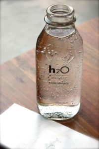 בקבוק מזכוכית עם מים מוגזים